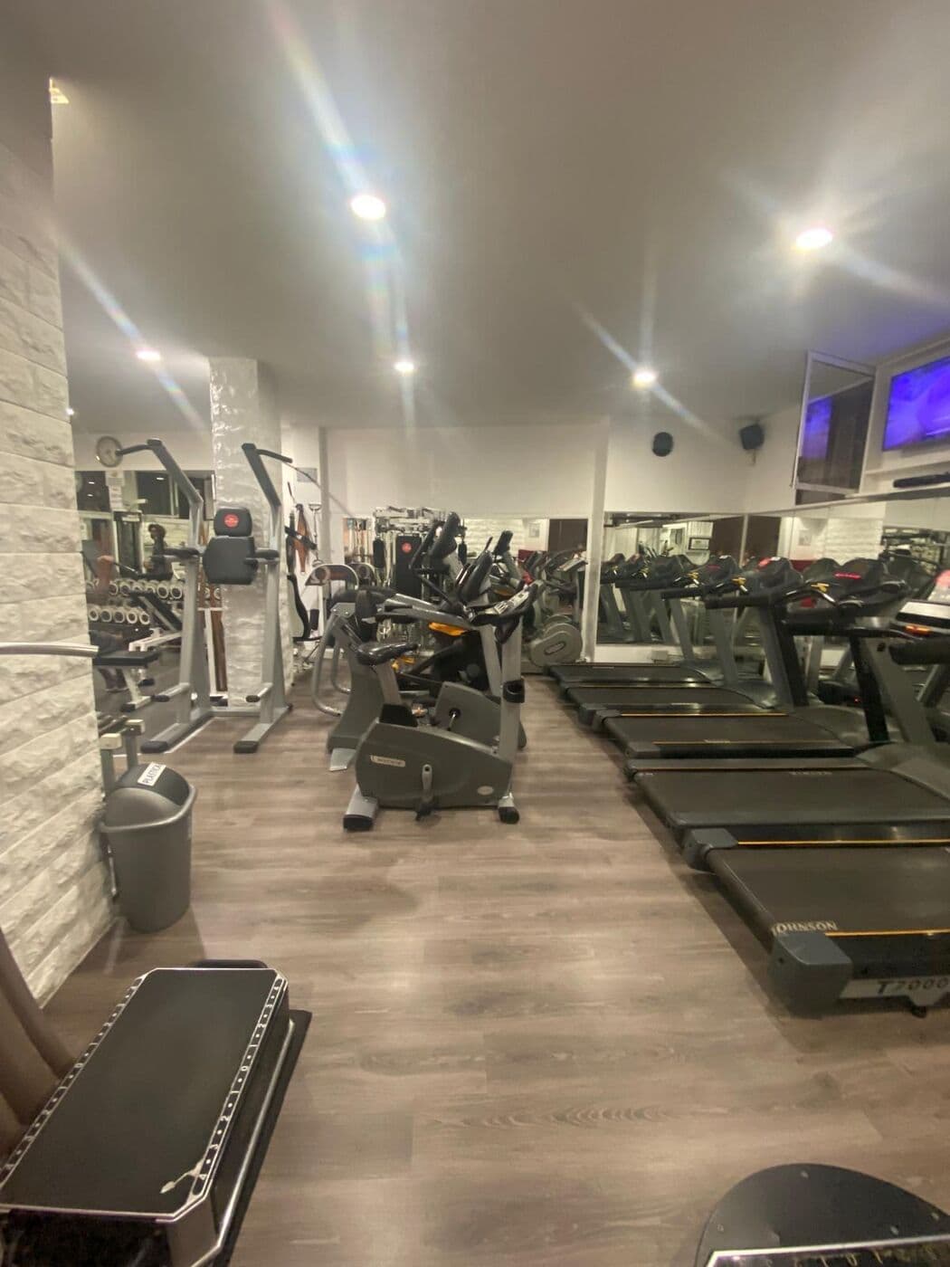 Zona cardio con tapis roulant, cyclette ed ellittiche