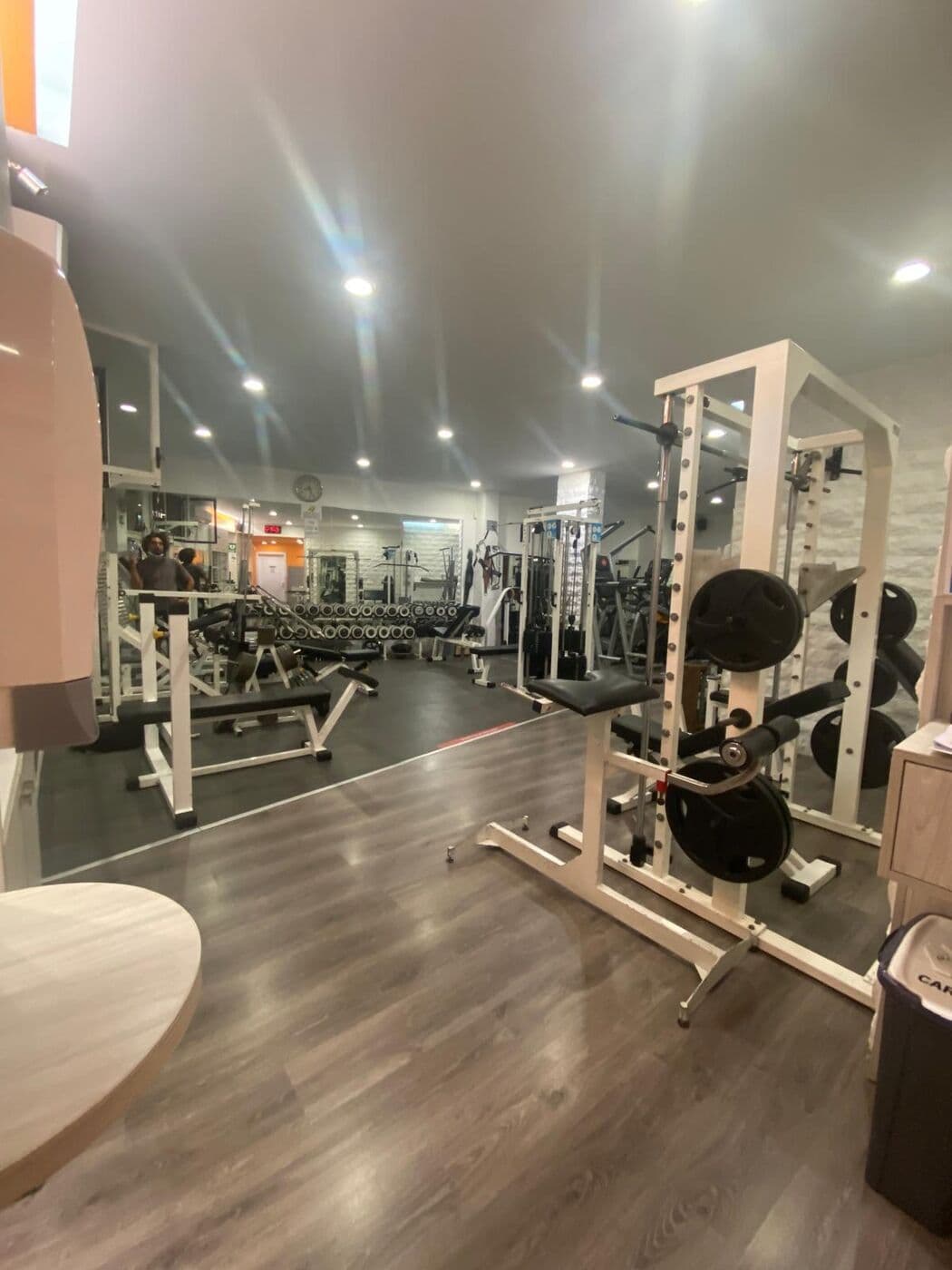 Sala pesi con rack, panche e rastrelliera di manubri